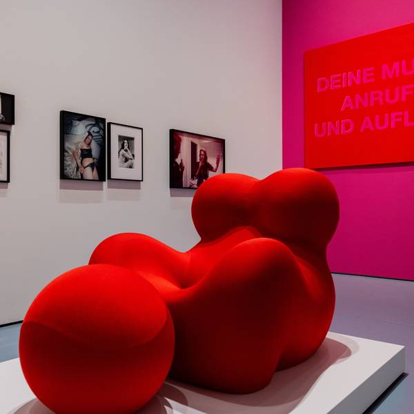 Der Sessel „La Mamma“ von Gaetano Pesce, Fotografien von Leigh Ledares und das Bild „Hemmung: Deine Mutter anrufen und auflegen“ von Lara Jordan (oben) sind in der Ausstellung „Mama. Von Maria bis Merkel“ im Museum Kunstpalast zu sehen.