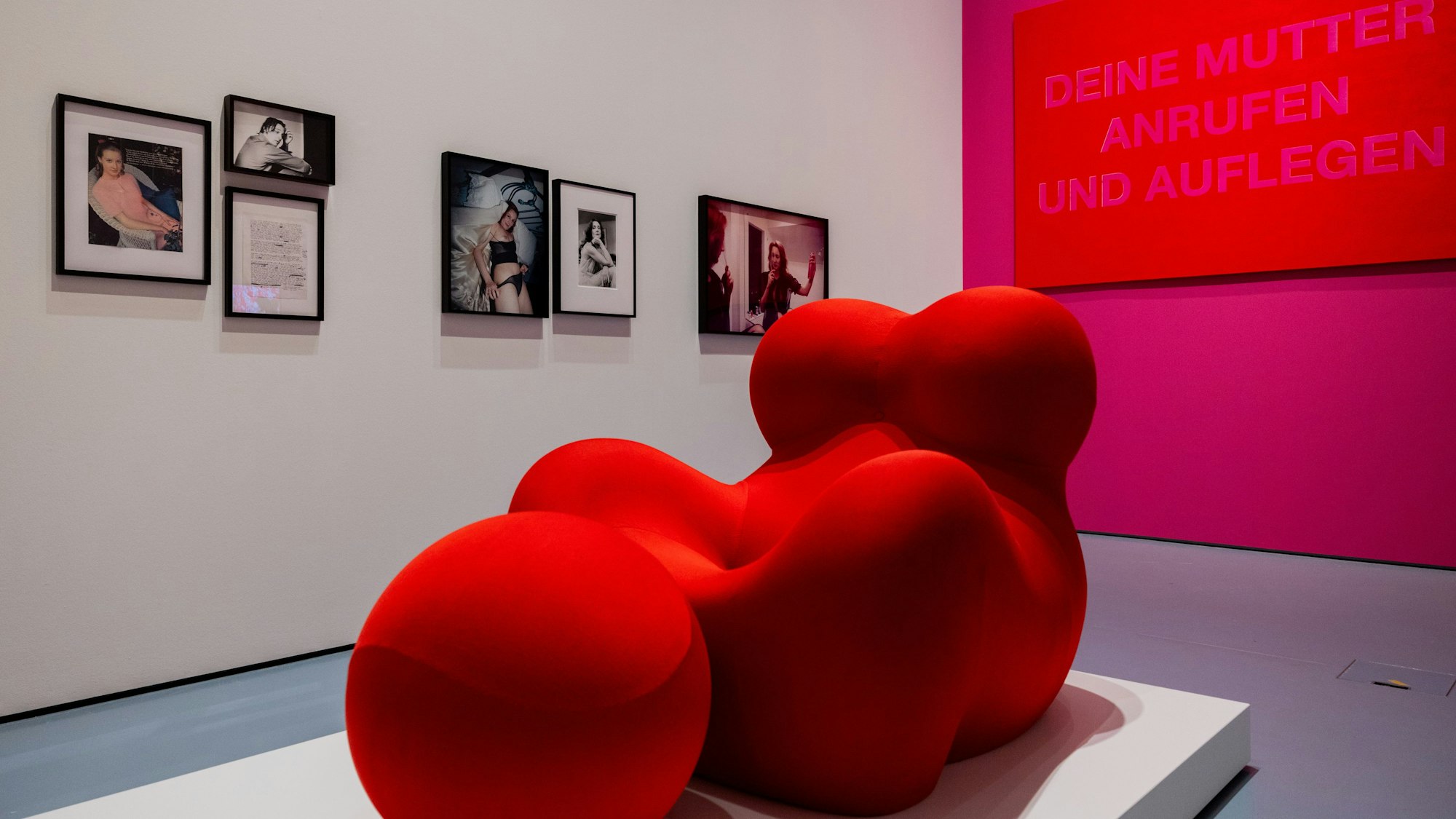 Der Sessel „La Mamma“ von Gaetano Pesce, Fotografien von Leigh Ledares und das Bild „Hemmung: Deine Mutter anrufen und auflegen“ von Lara Jordan (oben) sind in der Ausstellung „Mama. Von Maria bis Merkel“ im Museum Kunstpalast zu sehen.