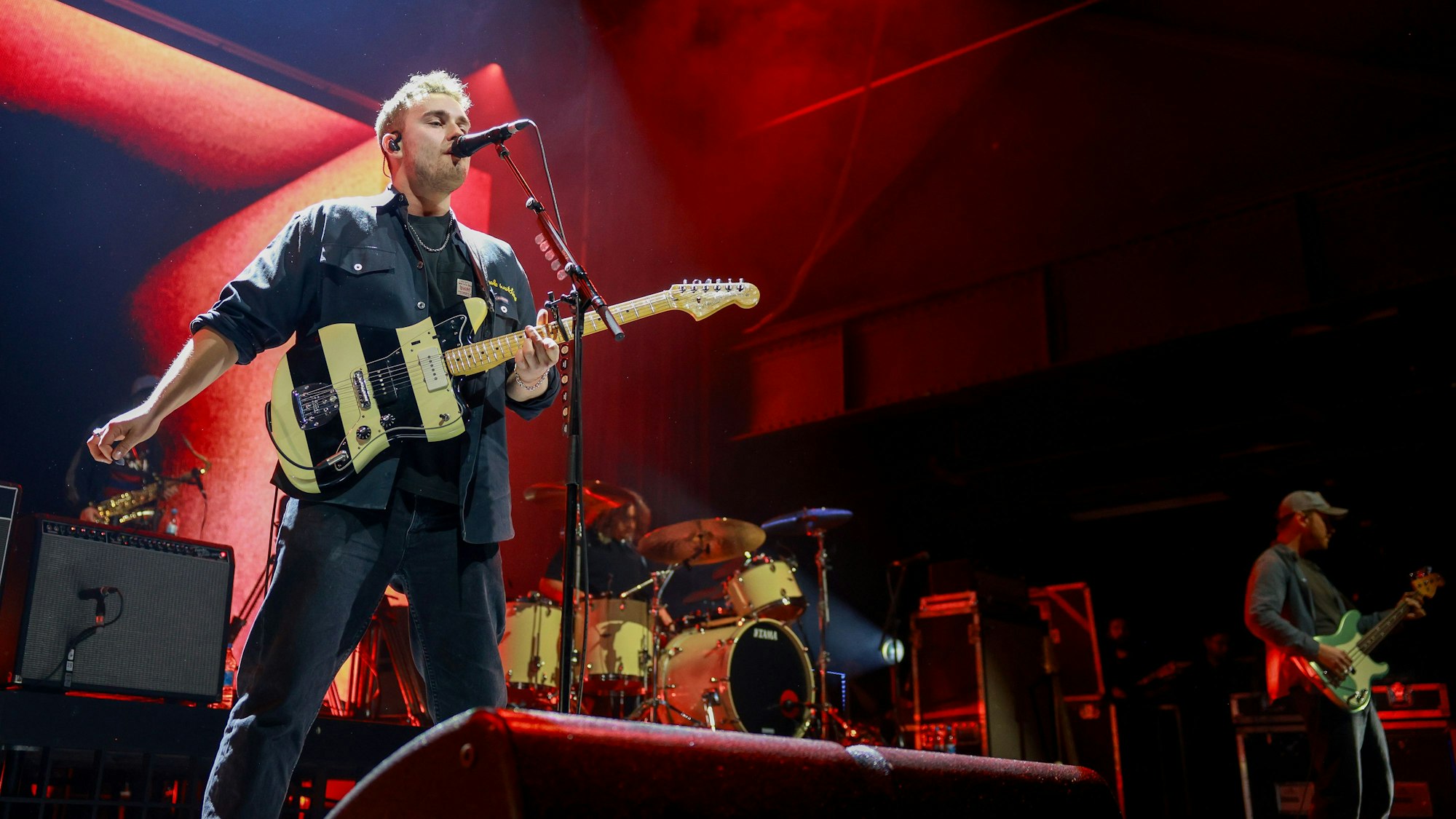 Streifenlook: Nur eine von vielen Gitarren, mit der Sam Fender seinen Gesang begleitete.