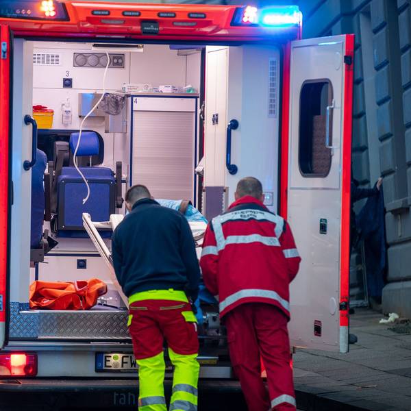 Ein Rettungswagen der Feuerwehr bei einem Polizeieinsatz.