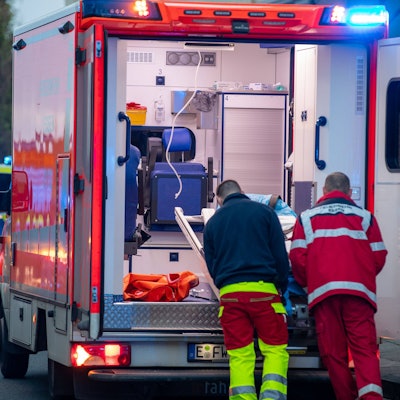 Ein Rettungswagen der Feuerwehr bei einem Polizeieinsatz.