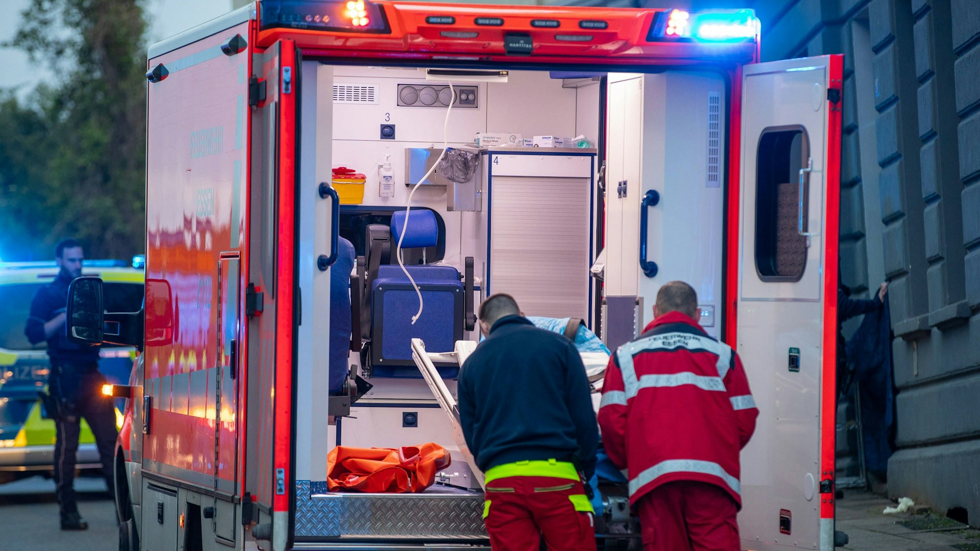 Ein Rettungswagen der Feuerwehr Essen im Einsatz.