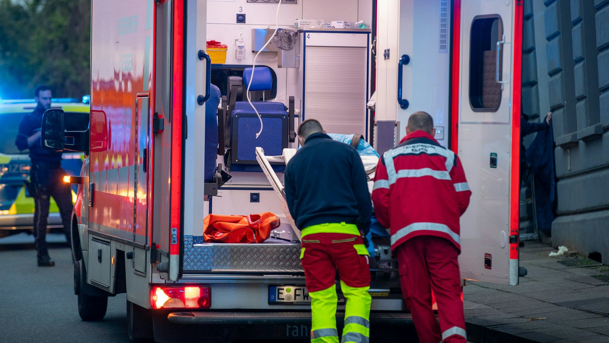 Rettungswagen der Feuerwehr Essen bei einem Polizeieinsatz