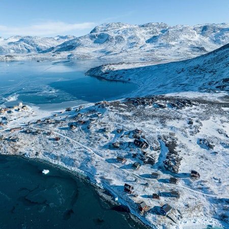 Das Dorf Kapisillit in Grönland von oben gesehen. Grönland hat eine enorme Bedeutung für das Weltklima, die militärische Kontrolle der Arktis und ist reich an Rohstoffen. (Archivbild)