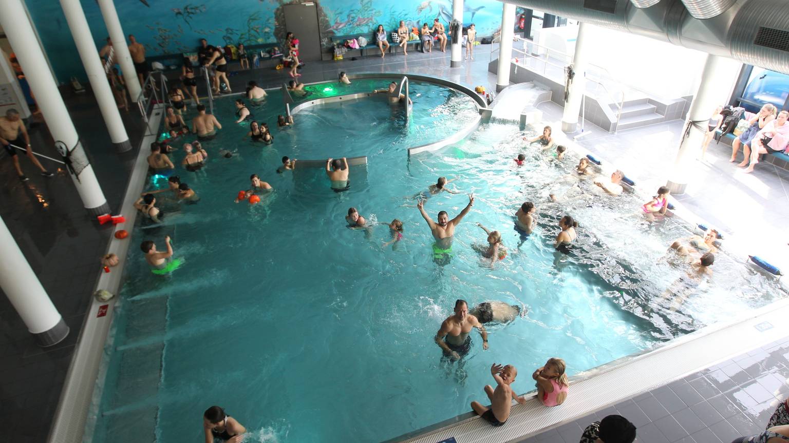 Viele Badegäste im Schwimmbecken.
