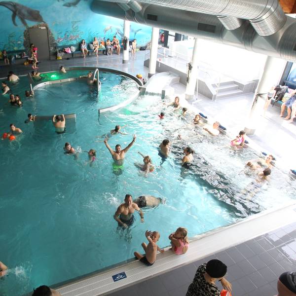 Viele Badegäste im Schwimmbecken.