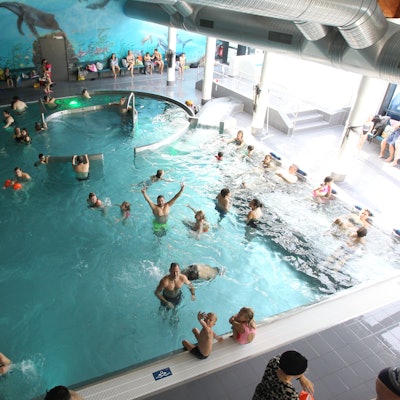 Viele Badegäste im Schwimmbecken.