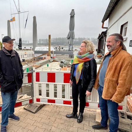 Drei Menschen an Baustelle