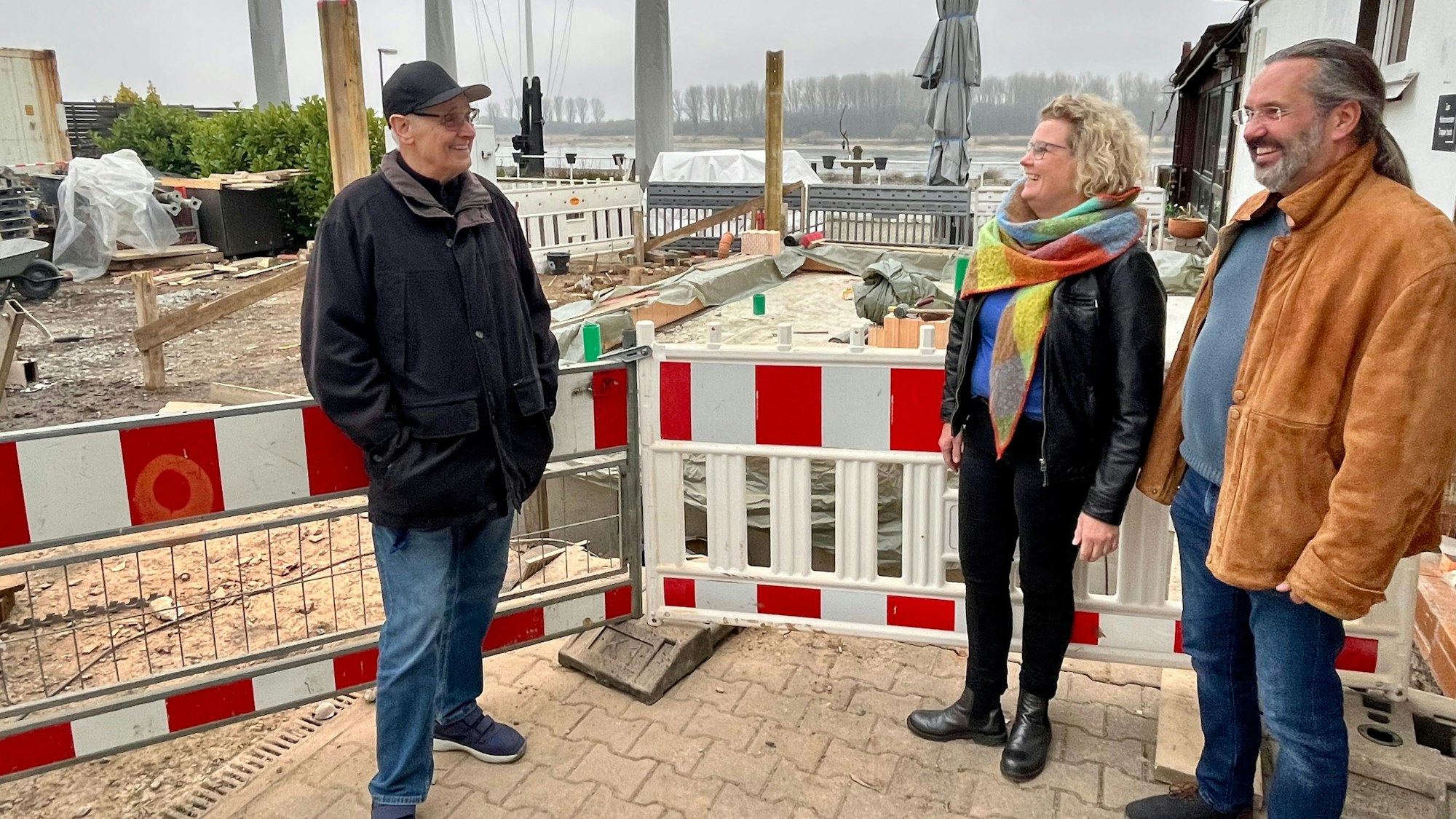 Drei Menschen an Baustelle