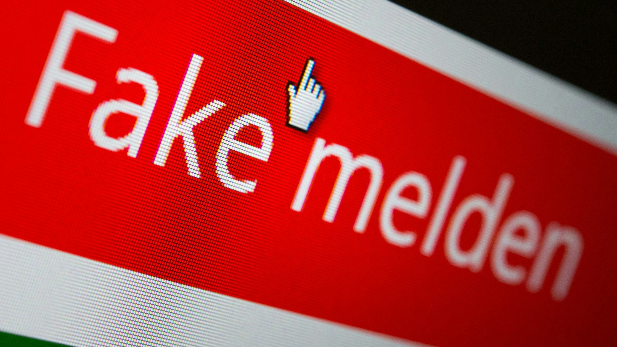 Auf einem Computermonitor ist ein Button zu sehen, mit dem man eine gefälschte Nachricht melden kann.
