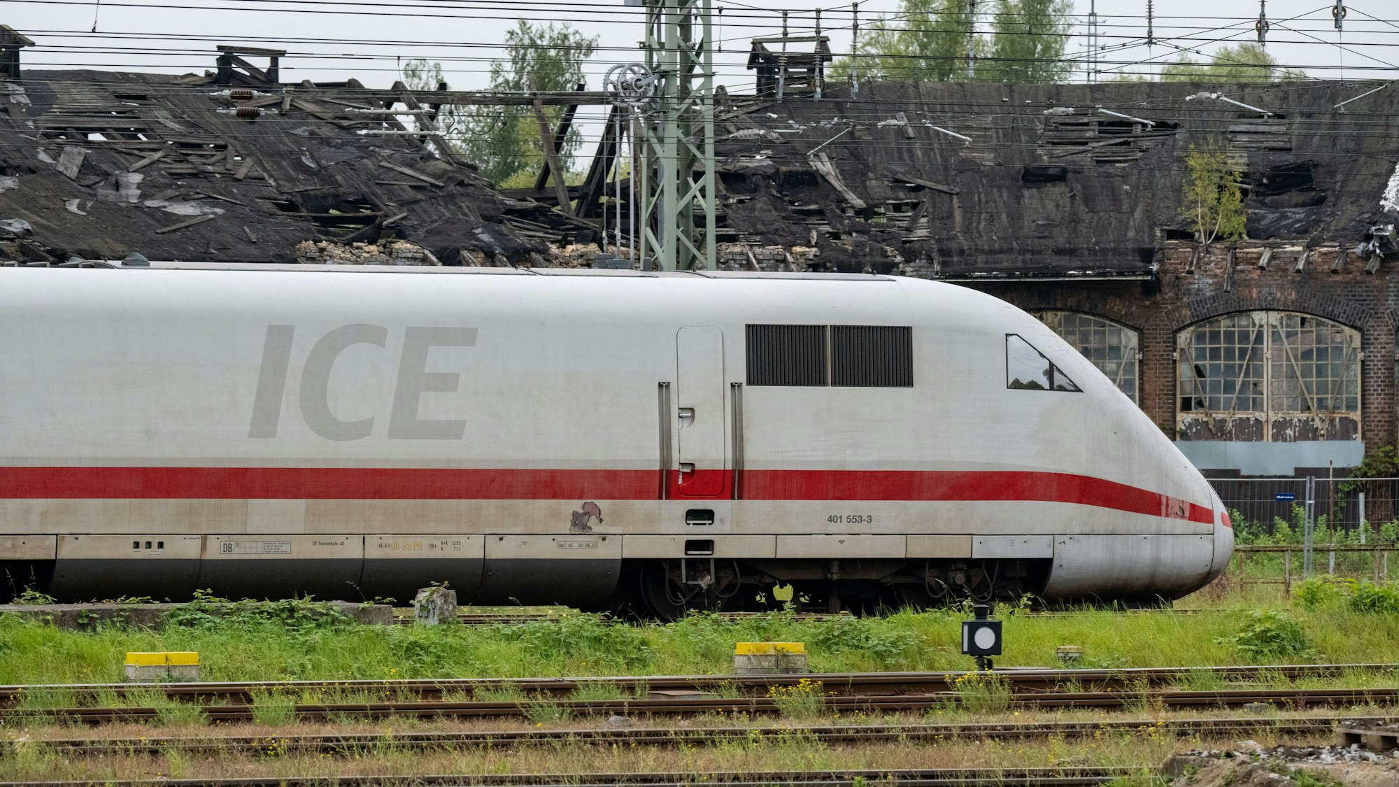 Ein ICE-Zug steht auf einem Gleis. (Symbolbild)