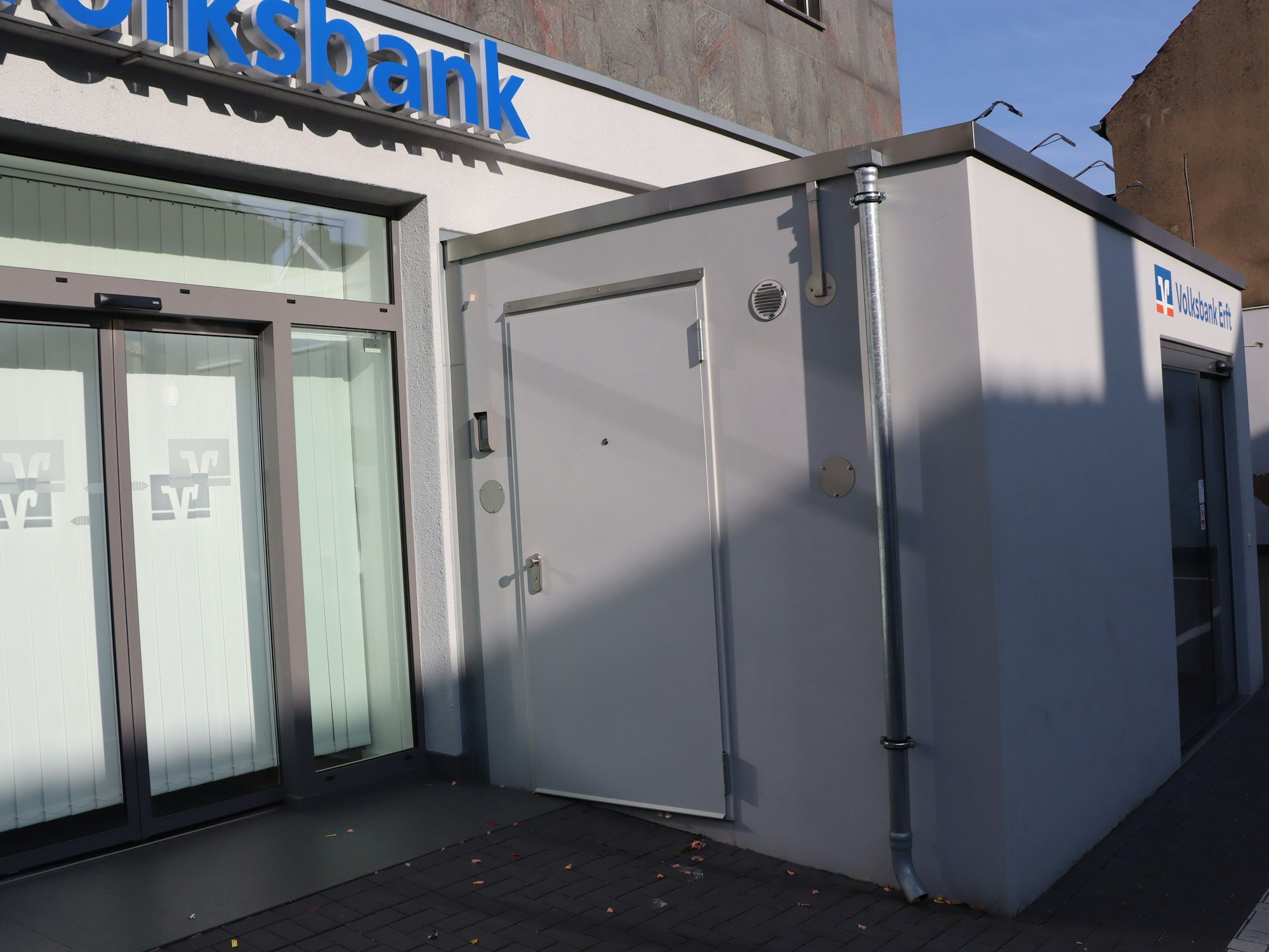 Das Bild zeigt einen Pavillon vor einer Bankfiliale.