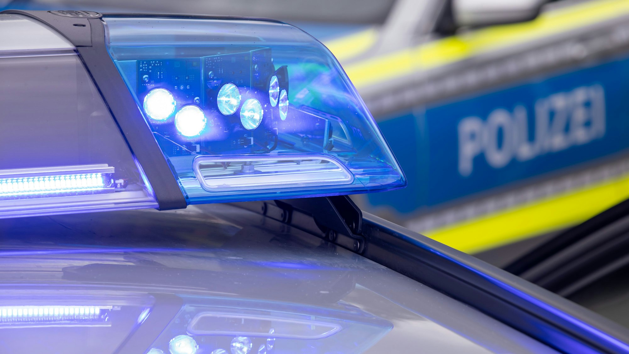Das Blaulicht eines Polizeiautos während eines Einsatzes in Köln, als Symbol für die erfolgreiche Festnahme von Taschendieben in Sülz und Kalk durch die Kölner Polizei.