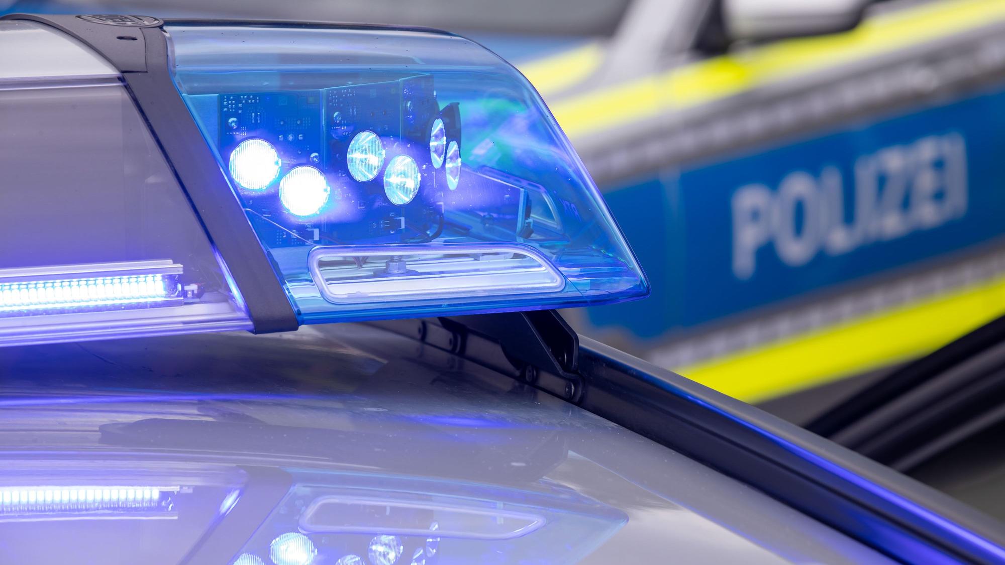 Blaulicht auf einem Polizeifahrzeug.