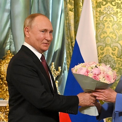 Angela Merkel erhält bei einem Treffen aus dem 2021 einen Blumenstrauß von Wladimir Putin.