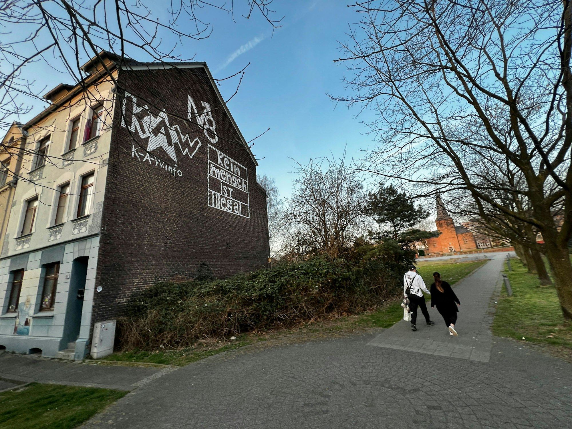 Im tiefsten Wiesdorfer Westen: Hier soll das Businessquartier Niederfeldstraße entstehen. Foto: Ralf Krieger