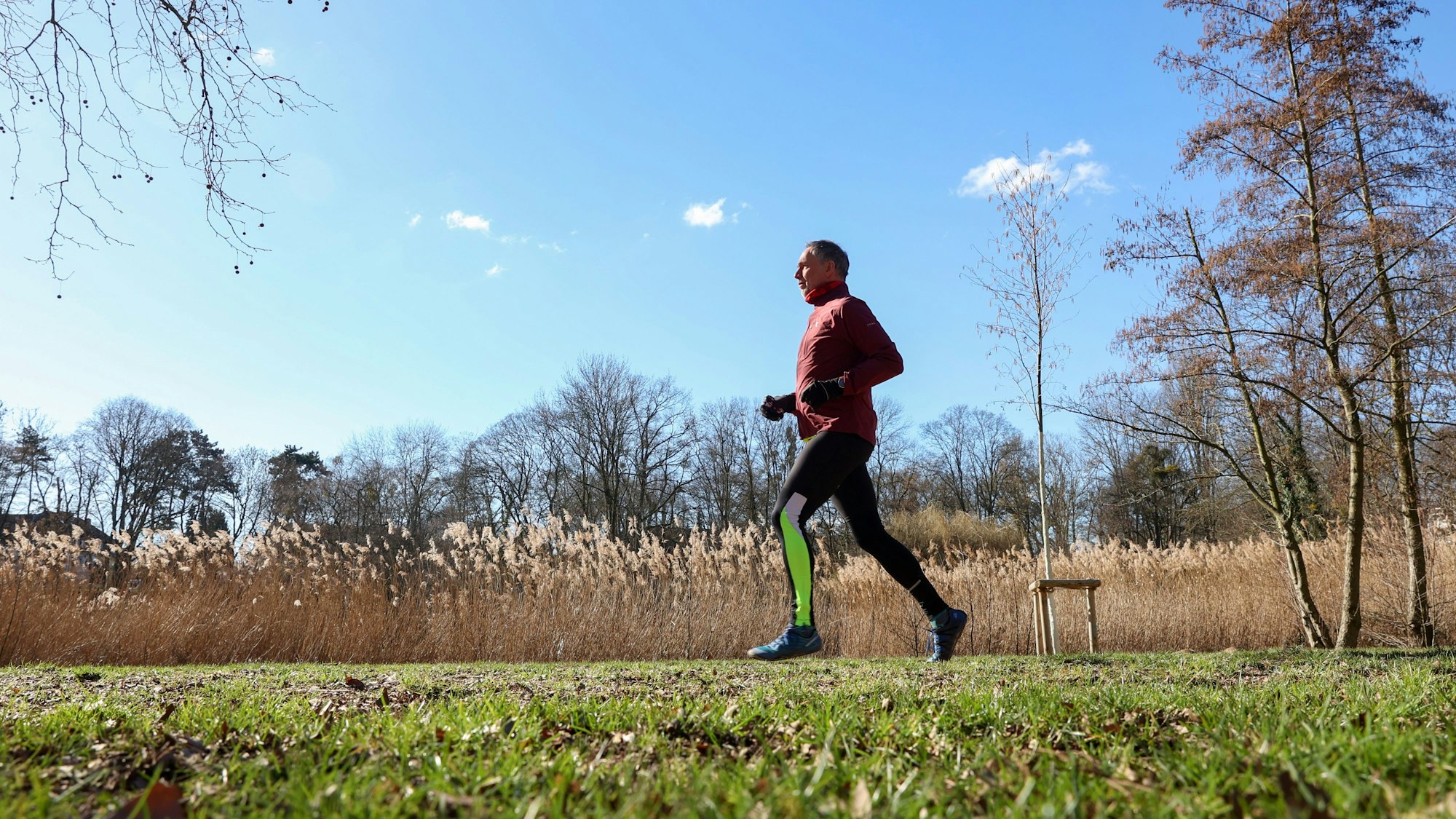 Ein Mann läuft durch die Natur: Es ist Laufprofi Christoph Falkenroth (Archivbild 2023).