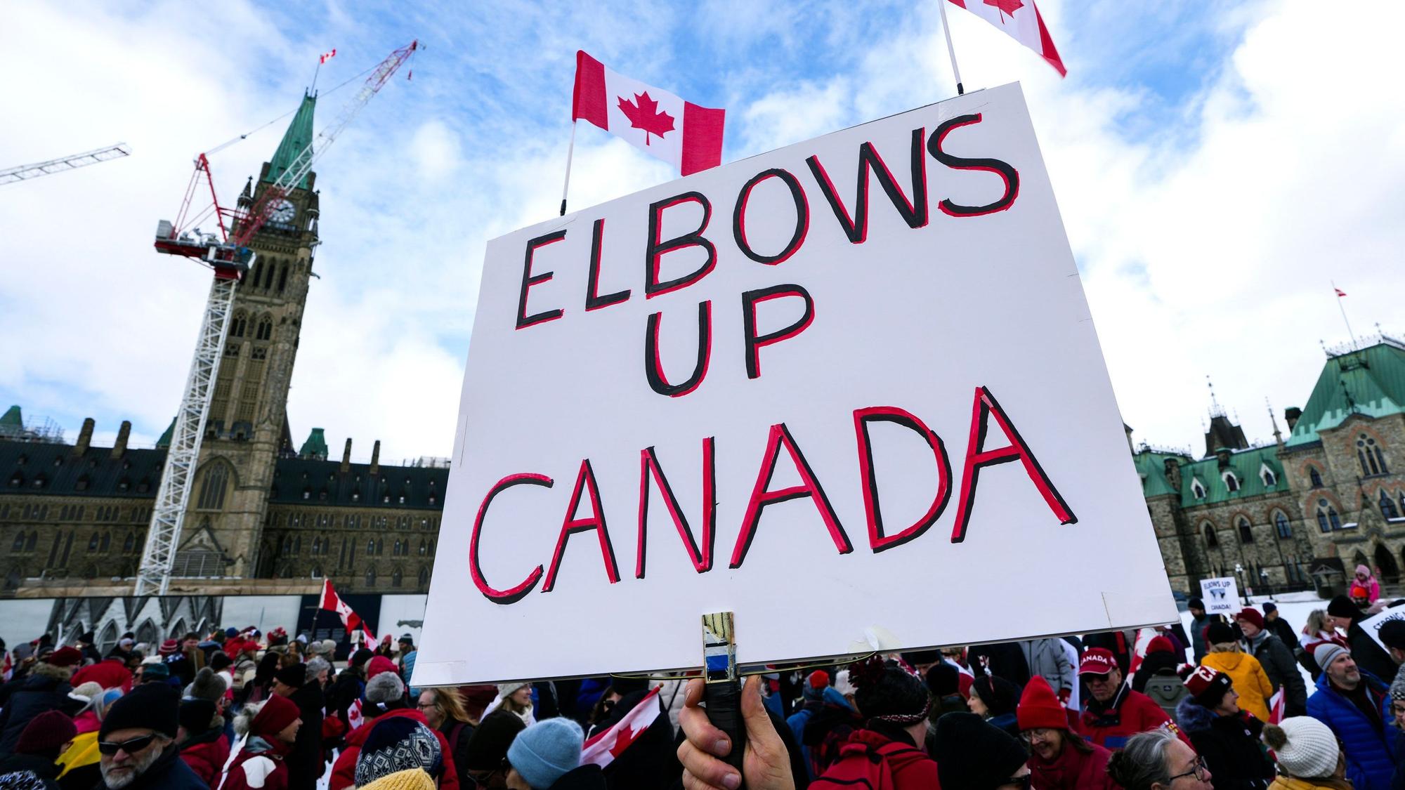 Ein Teilnehmer hält ein „Elbows Up Canada“-Schild („Ellenbogen hoch Kanada“) während einer Kundgebung nach Drohungen von US-Präsident Donald Trump gegen die kanadische Souveränität. (Archivbild)