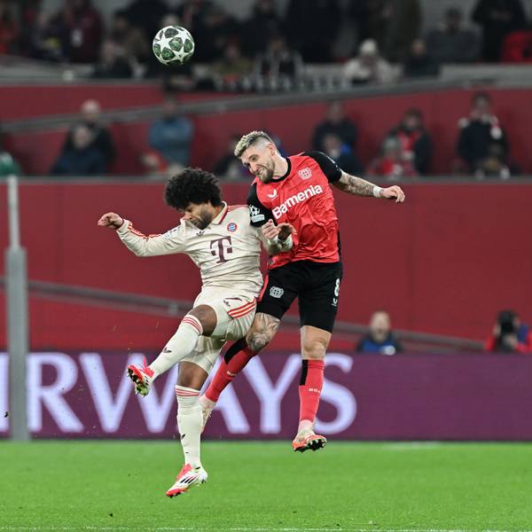 Bayer Leverkusen spielt gegen den FC Bayern München im Achtelfinale der Champions League. Münchens Serge Gnabry (l) in Aktion gegen Bayers Robert Andrich.