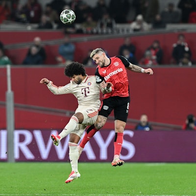 Bayer Leverkusen spielt gegen den FC Bayern München im Achtelfinale der Champions League. Münchens Serge Gnabry (l) in Aktion gegen Bayers Robert Andrich.