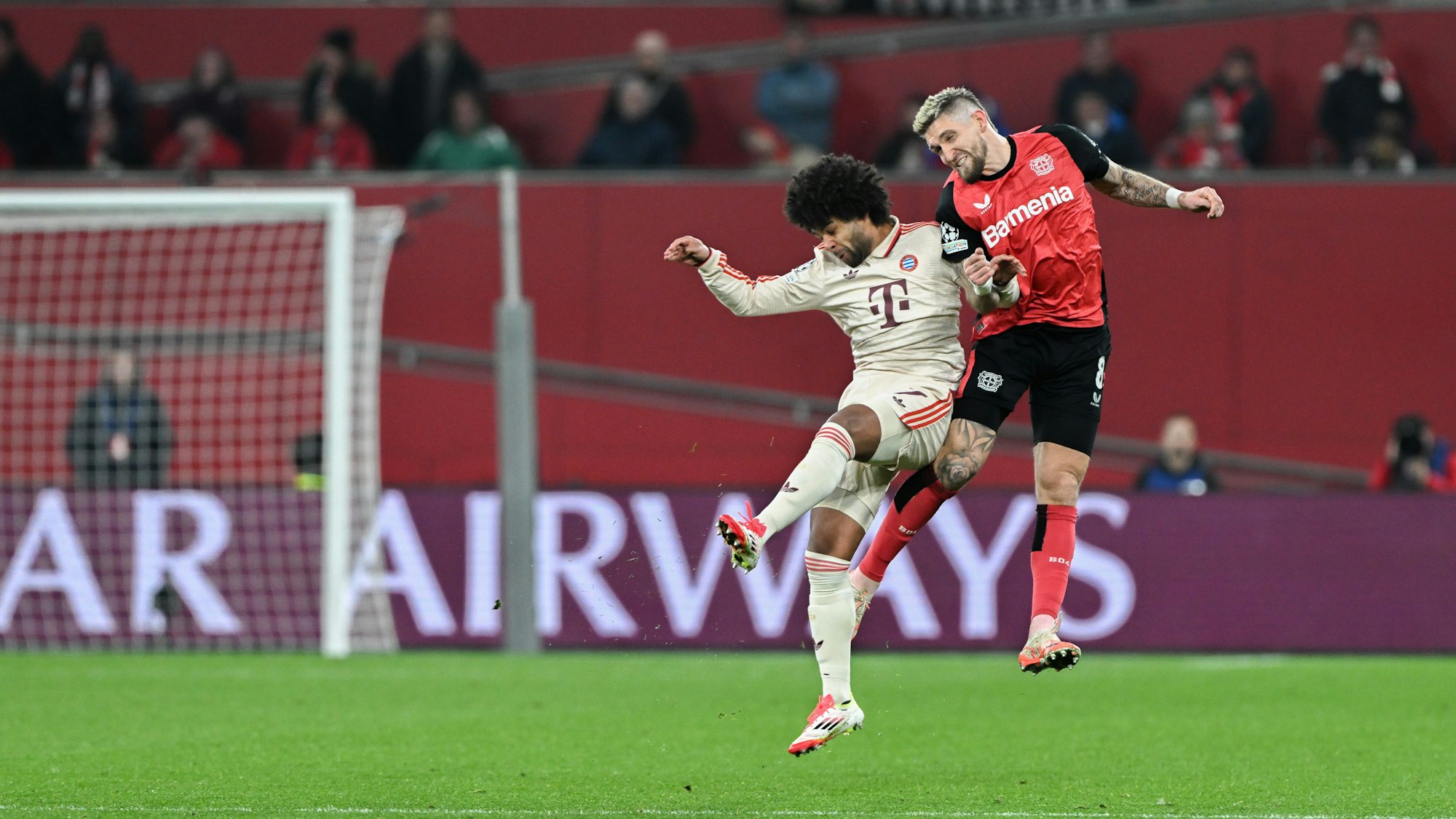 Bayer Leverkusen spielt gegen den FC Bayern München im Achtelfinale der Champions League. Münchens Serge Gnabry (l) in Aktion gegen Bayers Robert Andrich.