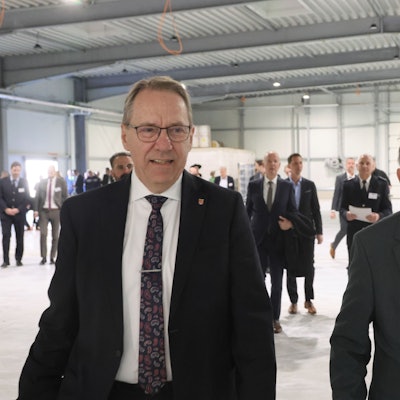 Am Rundgang durch das neue Trainingszentrum für die Polizei in Olpe-Rosenthal nahmen auch Oberbergs Landrat Jochen Hagt (links) und Herbert Reul, Innenminister des Landes Nordrhein-Westfalen, teil.