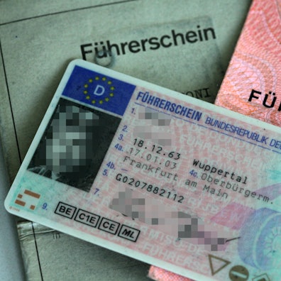 Um für die praktische Führerscheinprüfung zu üben, fahren Eltern mit ihren Kindern oft auf Parkplätze um zu üben. Doch das birgt Risiken. (Symbolbild)