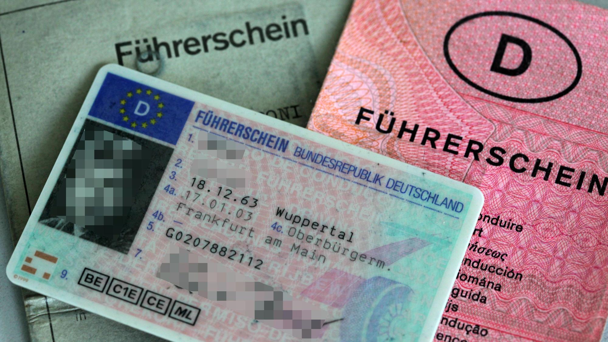 ARCHIV – 22.06.2010, Nordrhein-Westfalen, Köln: Drei Führerscheine verschiedener Generationen liegen auf dem Tisch. (zu dpa: «Mögliche Regelung für digitale Führerscheine im Kabinett») Foto: Oliver Berg/dpa +++ dpa-Bildfunk +++