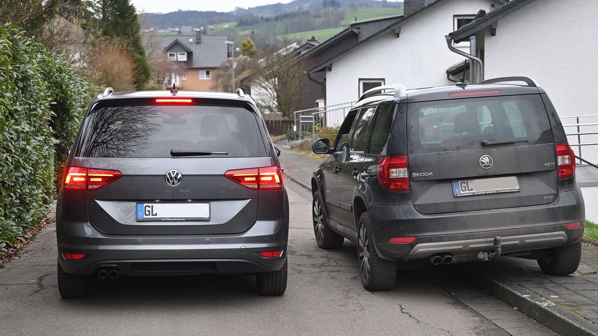 Wenn die Anwohner teilweise auf dem Gehweg parken, ist genug Platz für andere Autos, um an ihnen vorbei zu fahren.