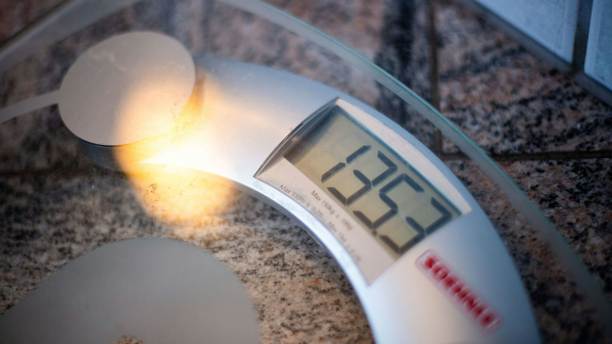 Eine Waage zeigt ein Gewicht von 135,3 Kilogramm an.