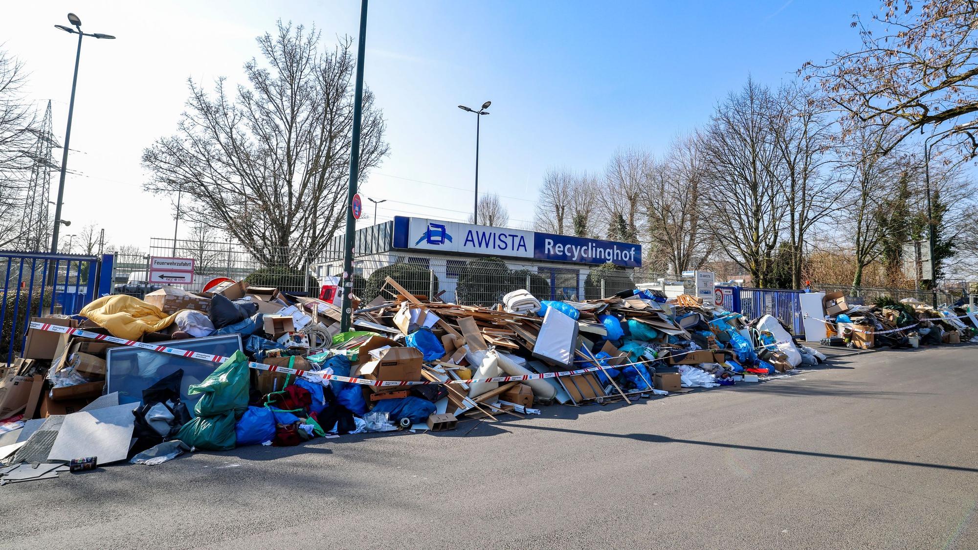 Müllberge stapeln sich am Montag vor dem Recyclinghof in Düsseldorf-Flingern.