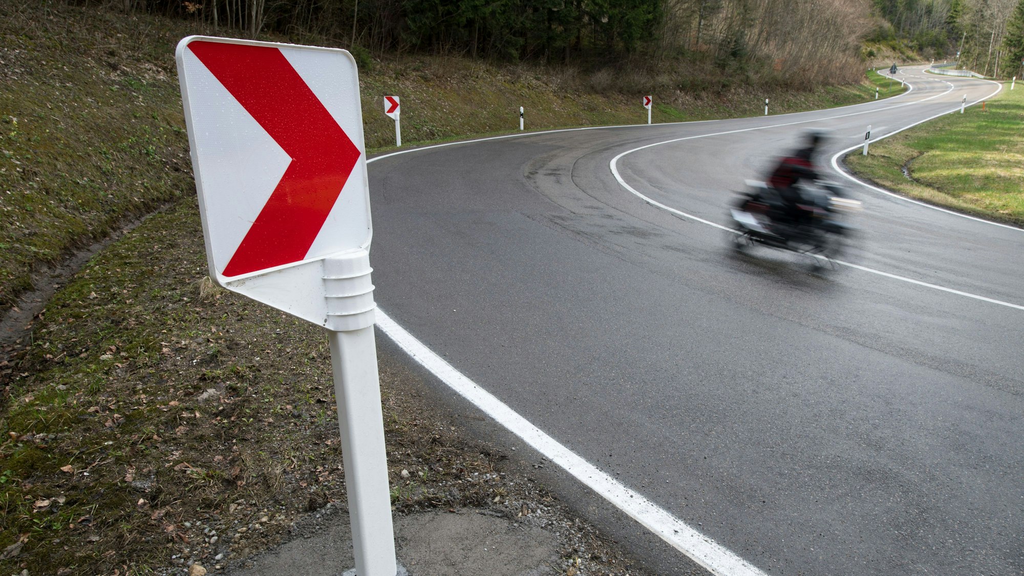Ein Motorradfahrer fährt auf einer Landstraße (Symbolfoto).