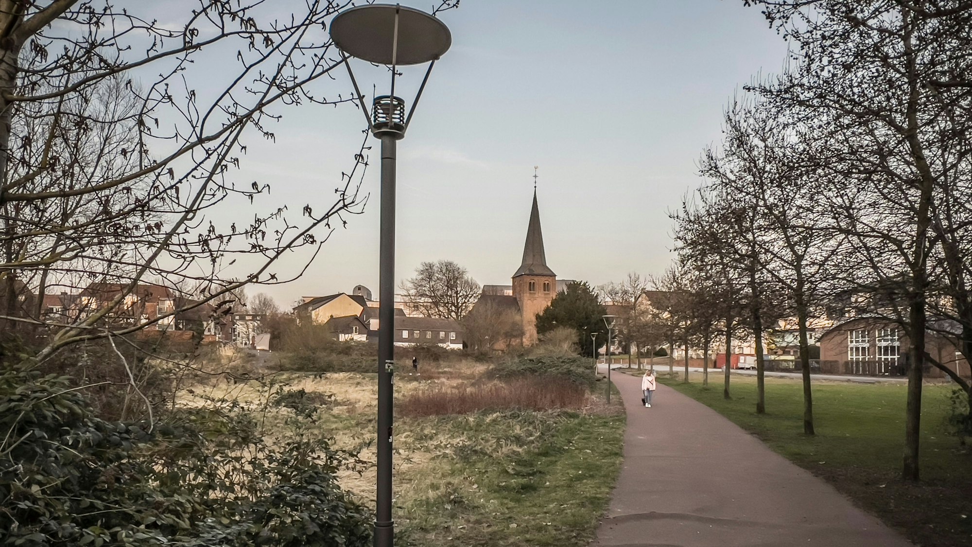 Im tiefsten Wiesdorfer Westen: Hier soll das Businessquartier Niederfeldstraße entstehen. Foto: Ralf Krieger