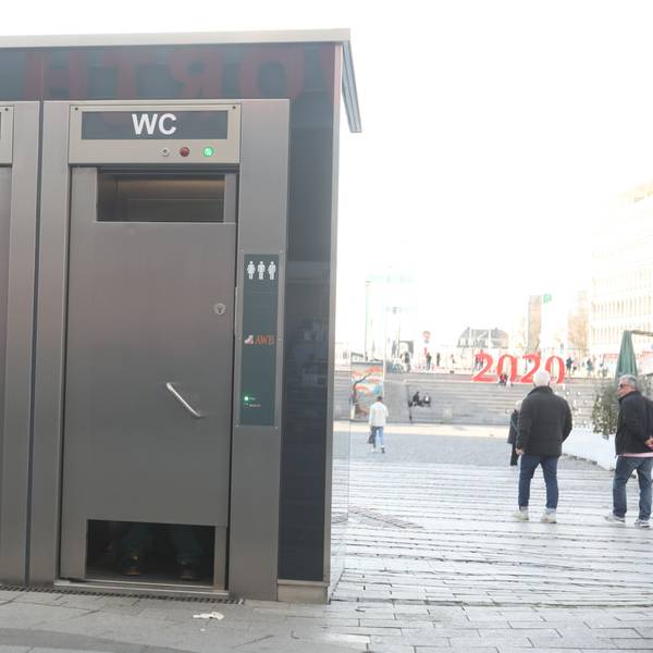 An beiden Türen der neuen Toiletten auf dem Wiener Platz hat man oben und unten etwa 30 Zentimeter große Öffnungen belassen.