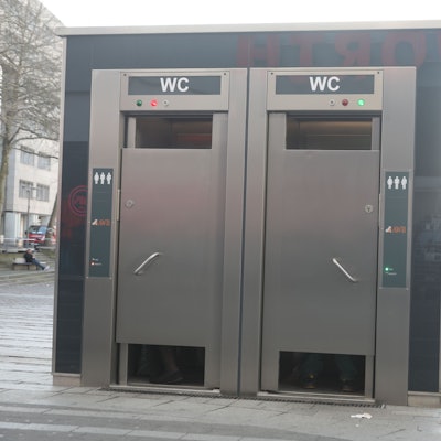 An beiden Türen der neuen Toiletten auf dem Wiener Platz hat man oben und unten etwa 30 Zentimeter große Öffnungen belassen.