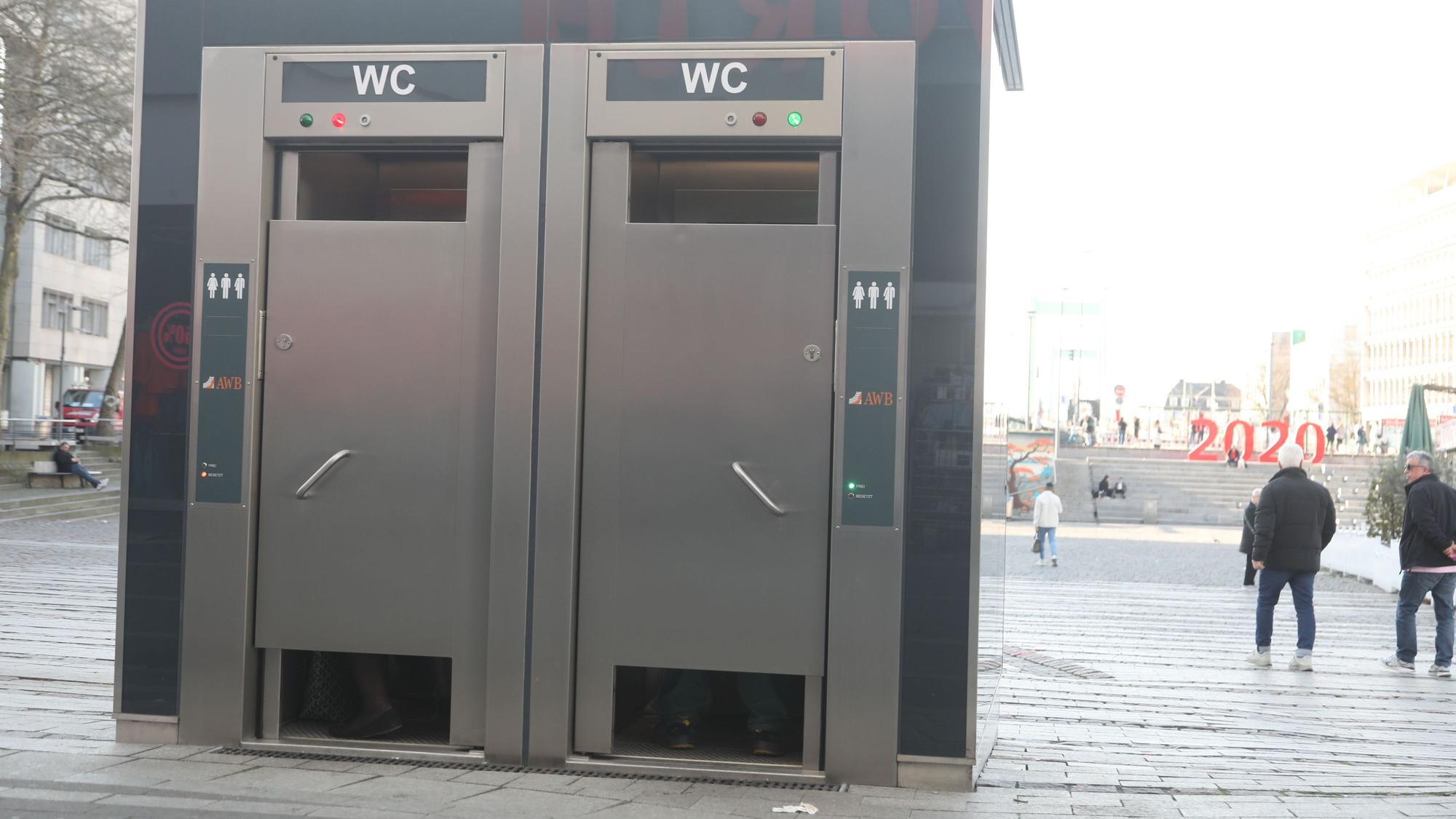 An beiden Türen der neuen Toiletten auf dem Wiener Platz hat man oben und unten etwa 30 Zentimeter große Öffnungen belassen.