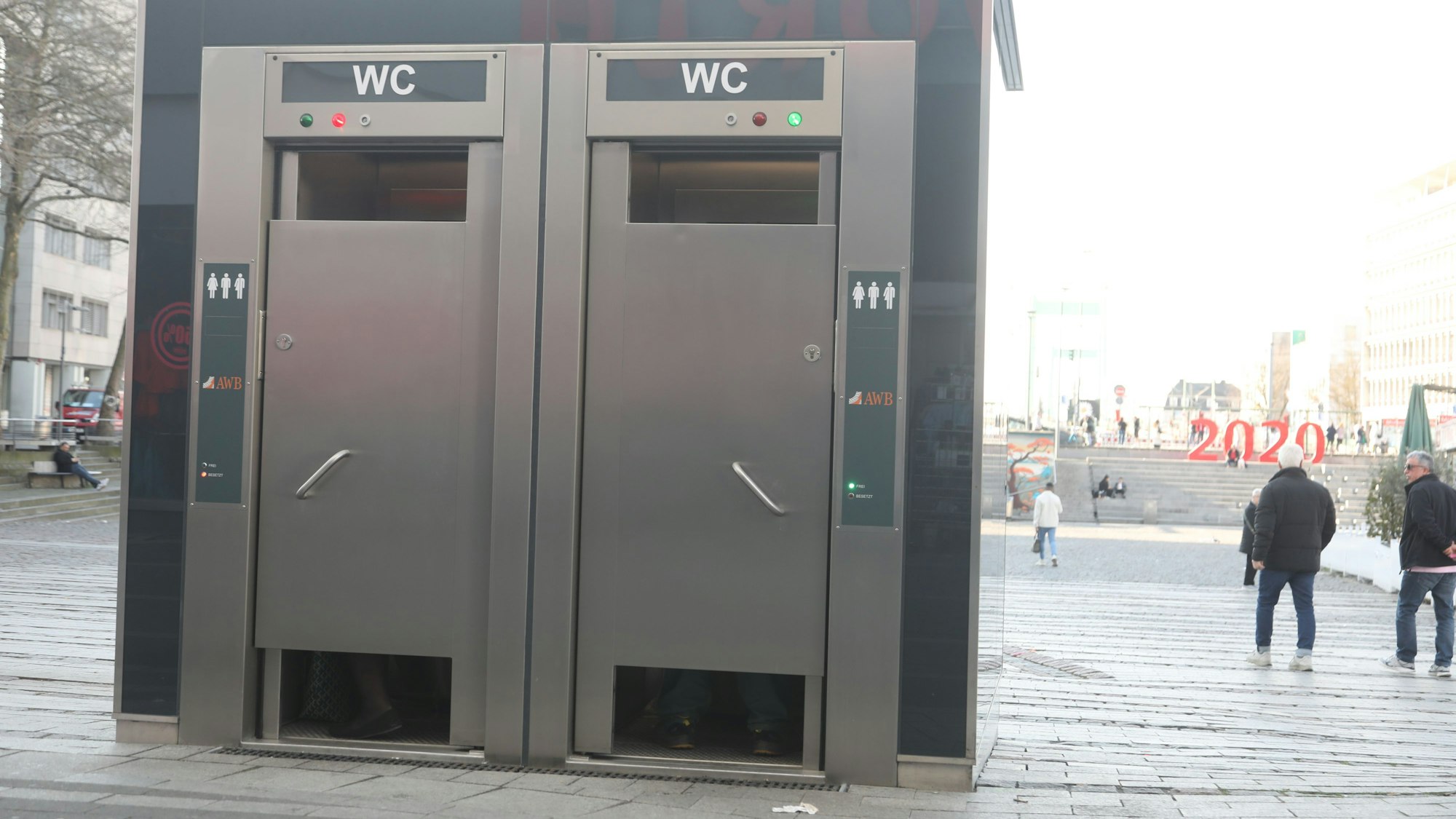 An beiden Türen der neuen Toiletten auf dem Wiener Platz hat man oben und unten etwa 30 Zentimeter große Öffnungen belassen.