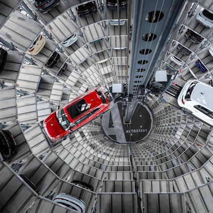 Ein Volkswagen (VW) Passat R und ein Golf GTI stehen in einer Garage im Hauptquartier in Wolfsburg.