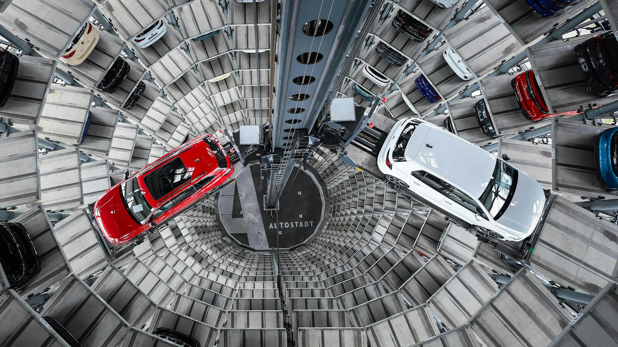 Ein Volkswagen (VW) Passat R und ein Golf GTI stehen in einer Garage im Hauptquartier in Wolfsburg.