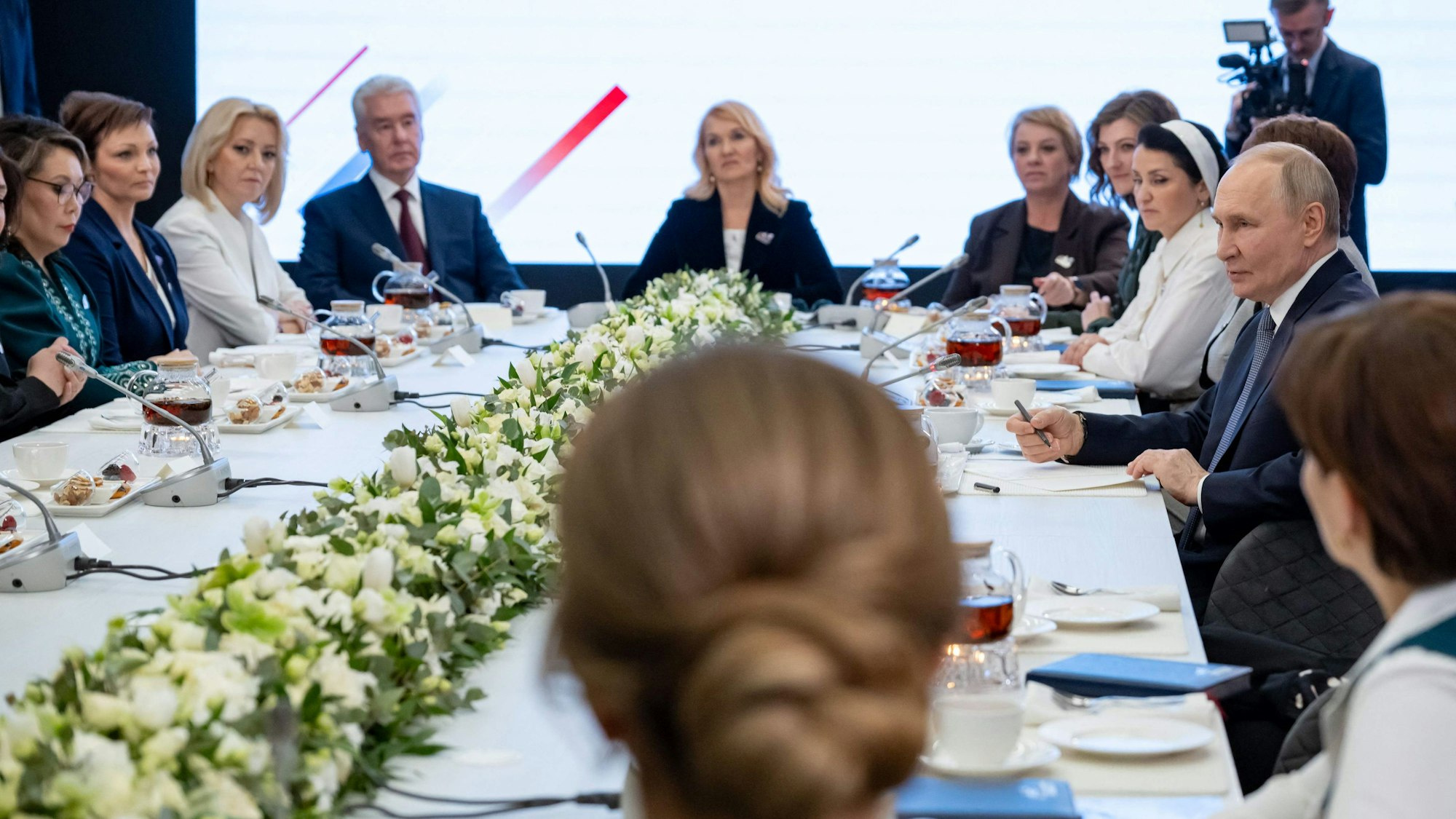 Kremlchef Wladimir Putin bei einem Treffen mit Angehörigen von im Krieg gefallenen Soldaten. (Archivbild)