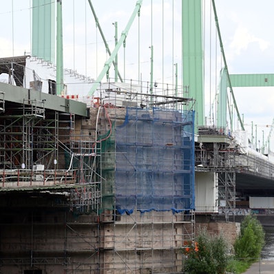 Die Mülheimer Brücke wird seit 2018 saniert (Archivbild aus 2024).