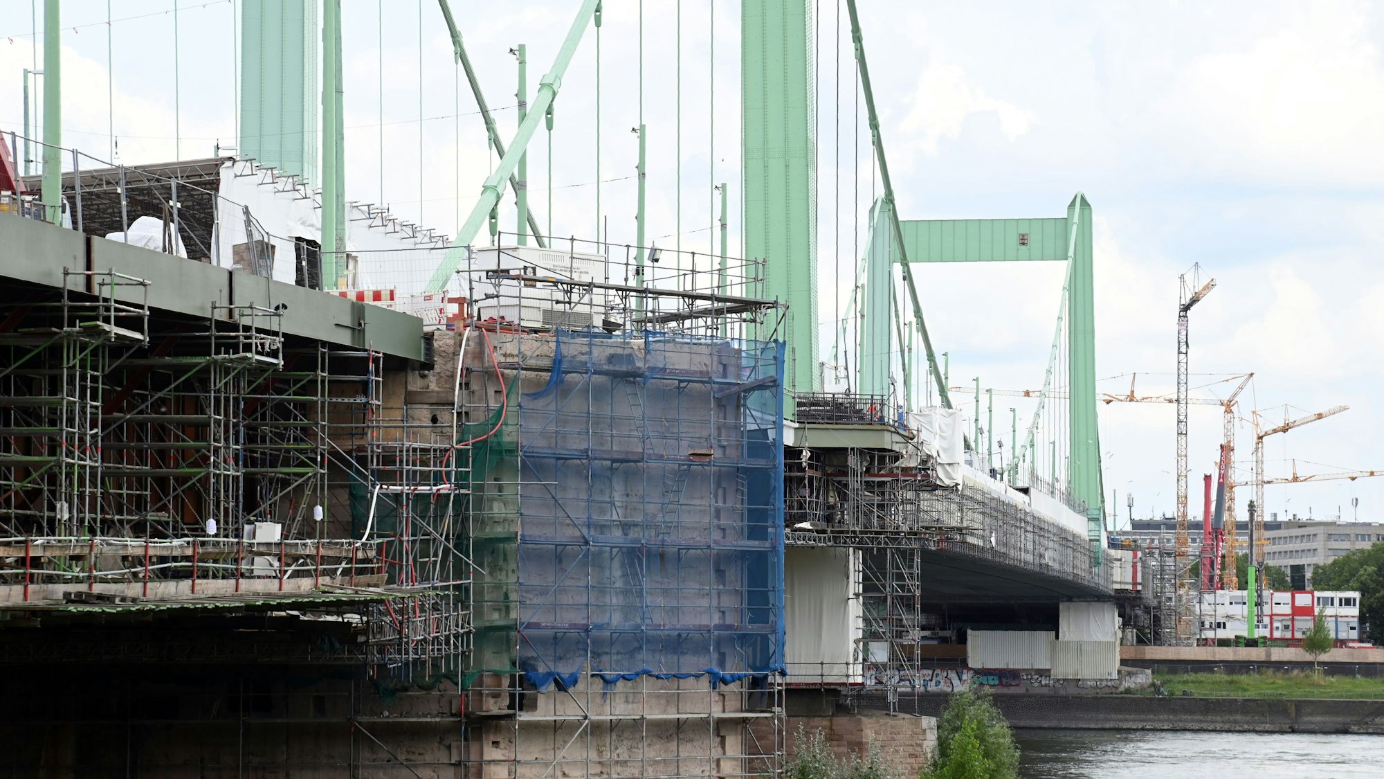 Die Mülheimer Brücke wird seit 2018 saniert (Archivbild aus 2024).