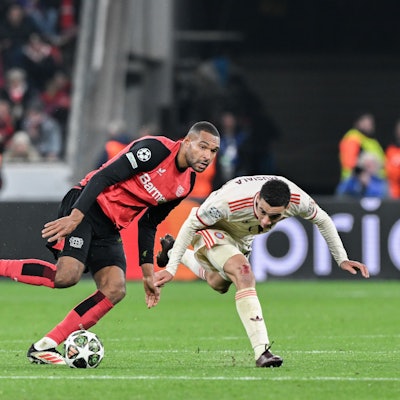 11.03.2025, Nordrhein-Westfalen, Leverkusen: Fußball: Champions League, Bayer Leverkusen - Bayern München, K.o.-Runde, Achtelfinale, Rückspiele, BayArena. Bayers Jonathan Tah (l) in Aktion gegen Münchens Jamal Musiala. Foto: Federico Gambarini/dpa +++ dpa-Bildfunk +++