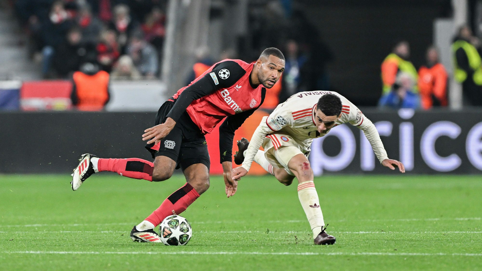 11.03.2025, Nordrhein-Westfalen, Leverkusen: Fußball: Champions League, Bayer Leverkusen - Bayern München, K.o.-Runde, Achtelfinale, Rückspiele, BayArena. Bayers Jonathan Tah (l) in Aktion gegen Münchens Jamal Musiala. Foto: Federico Gambarini/dpa +++ dpa-Bildfunk +++