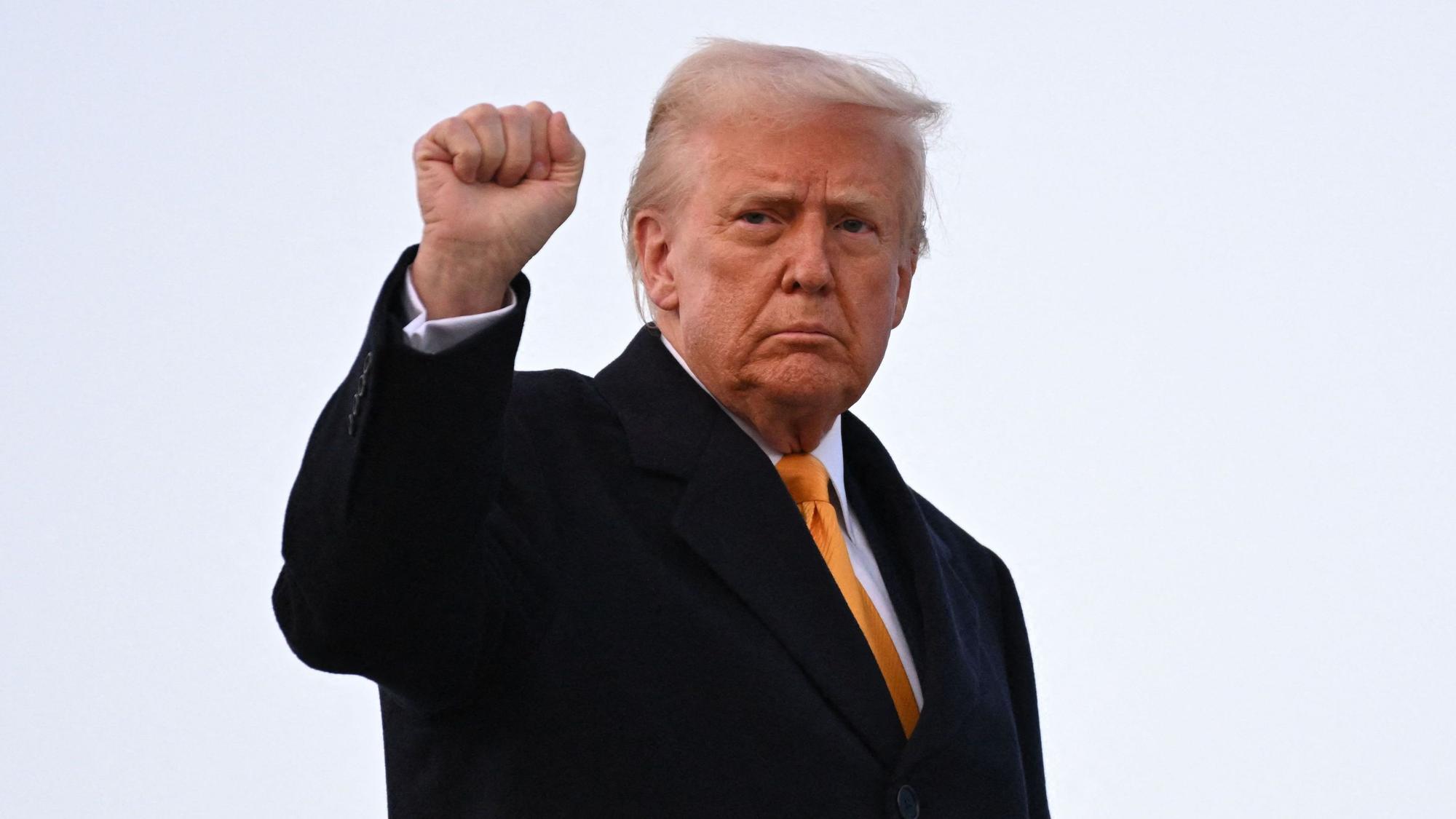 US-Präsident Donald Trump zeigt vor dem Besteigen der Air Force One eine Faust. (Archivbild)