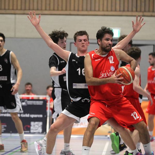 Tomas Marquez-Valasek hält den Ball. Ein Gegenspieler steht mit ausgebreiteten Armen hinter ihm.