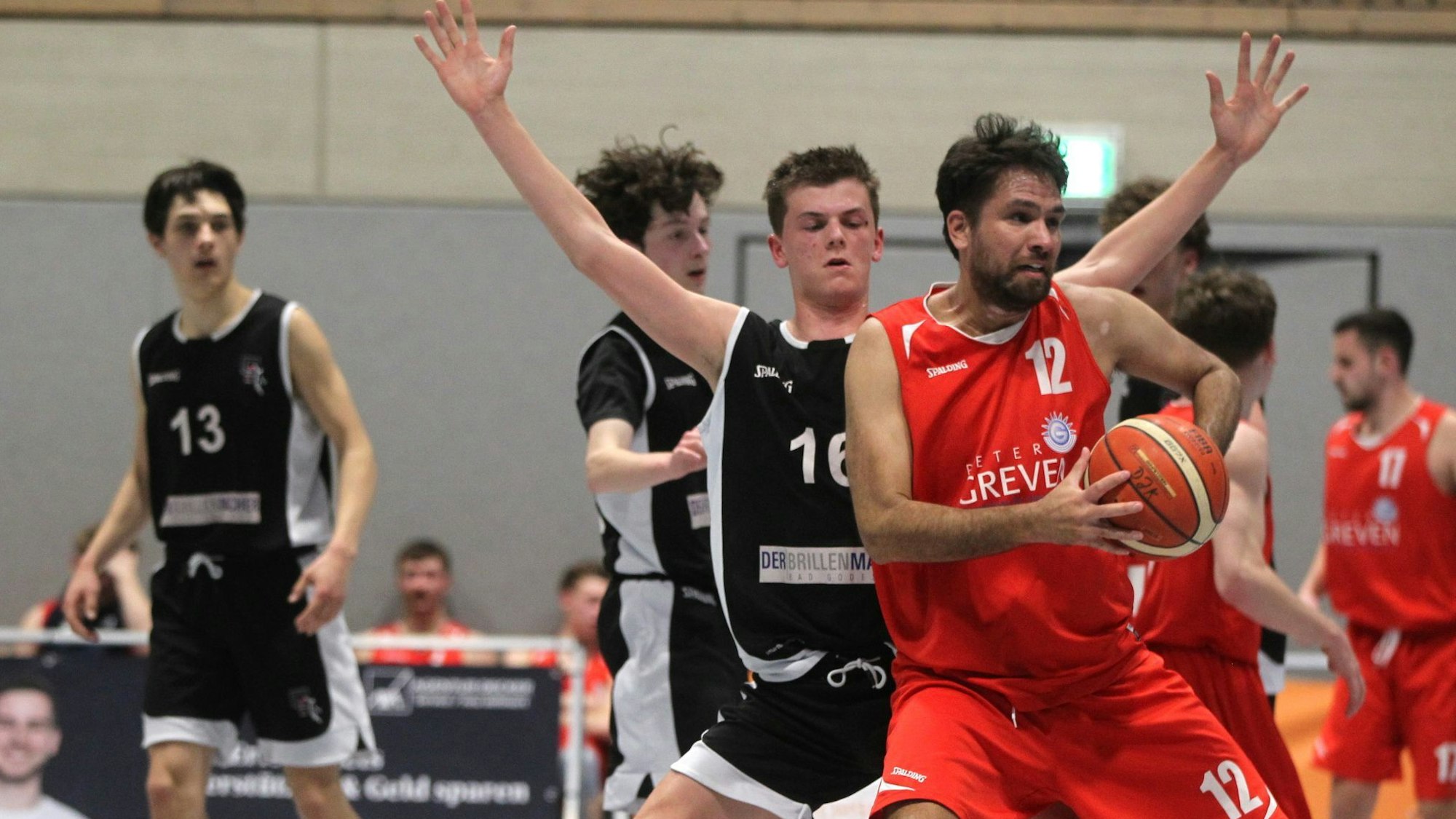 Tomas Marquez-Valasek hält den Ball. Ein Gegenspieler steht mit ausgebreiteten Armen hinter ihm.