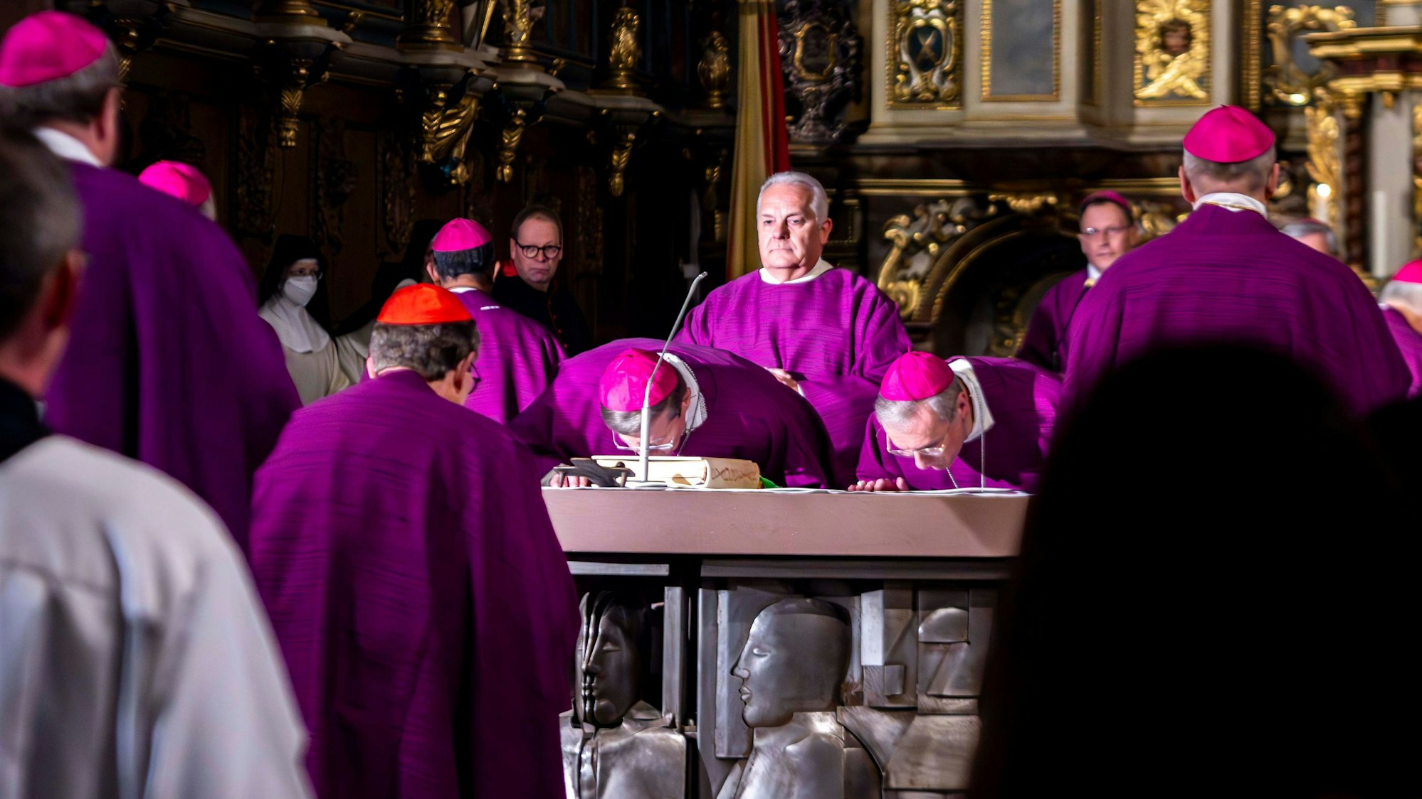 Das Bild zeigt einen Moment eines Gottesdienstes in der Basilika in Steinfeld.