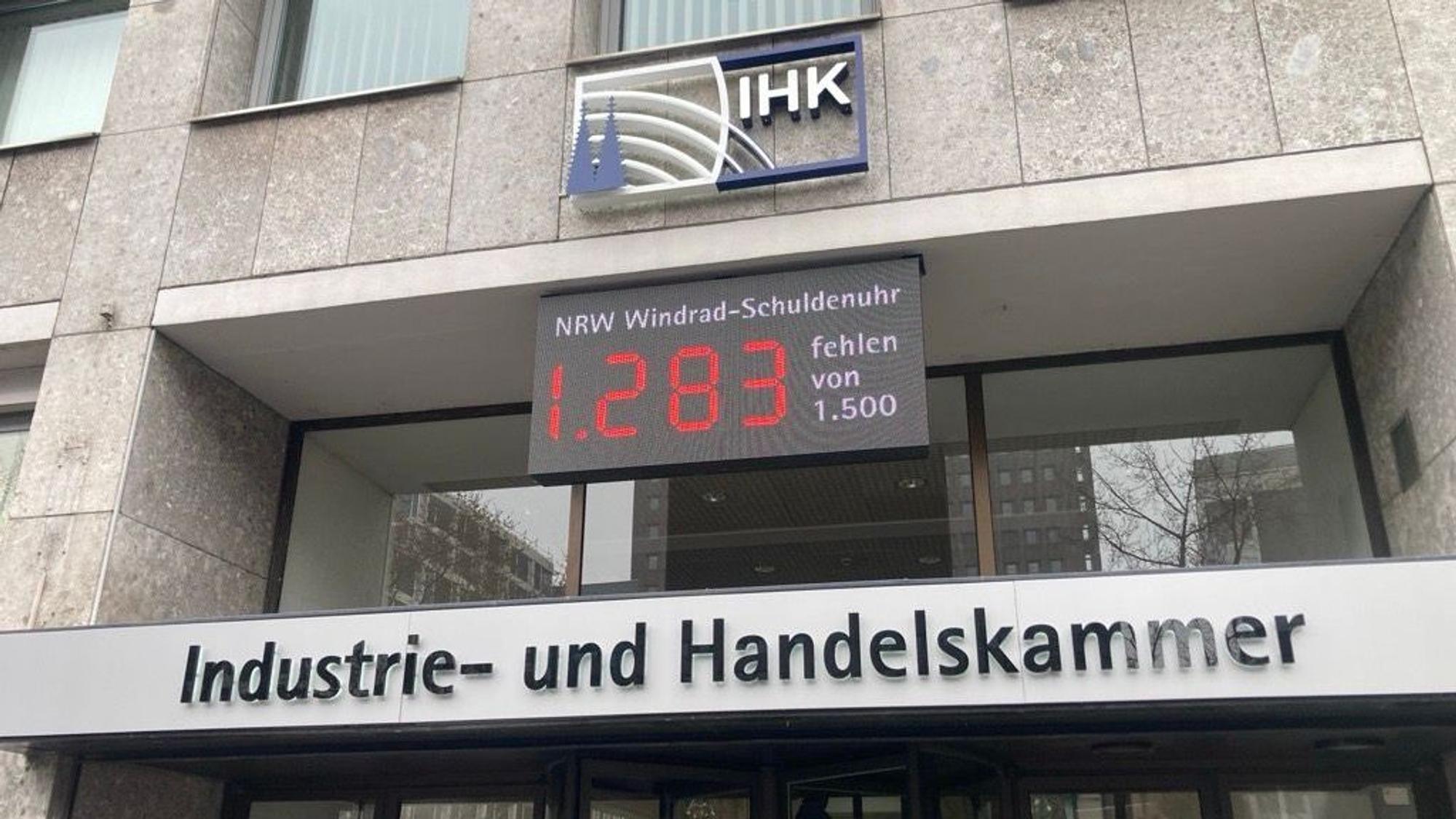 ‚Windrad-Schuldenuhr‘ am provisorischen Sitz der IHK Köln
