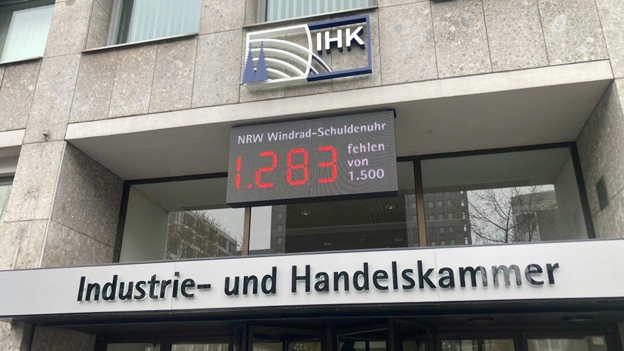 ‚Windrad-Schuldenuhr‘ am provisorischen Sitz der IHK Köln